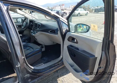 2020 Chrysler Voyager Lxi z USA, uszkodzony, nr VIN 2C4RC1DG1LR261174